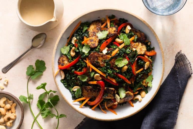 Miso-glazed tempeh salad with bell pepper and cashews